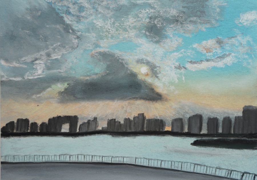 パステル画「そのときの空」— 川辺の街並みと雲間からこぼれる夕方の光